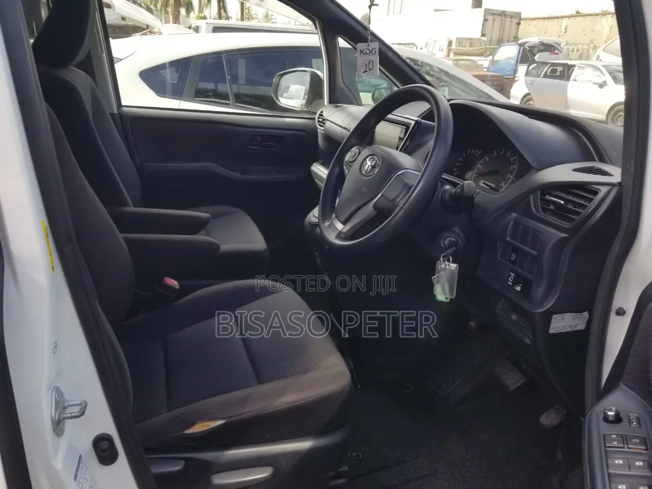 Toyota Noah 2.0 AWD (8 Seater) 2014 White