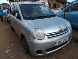 Toyota Sienta 2009 Silver