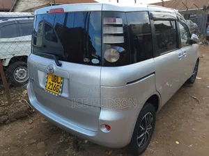 Toyota Sienta 2009 Silver