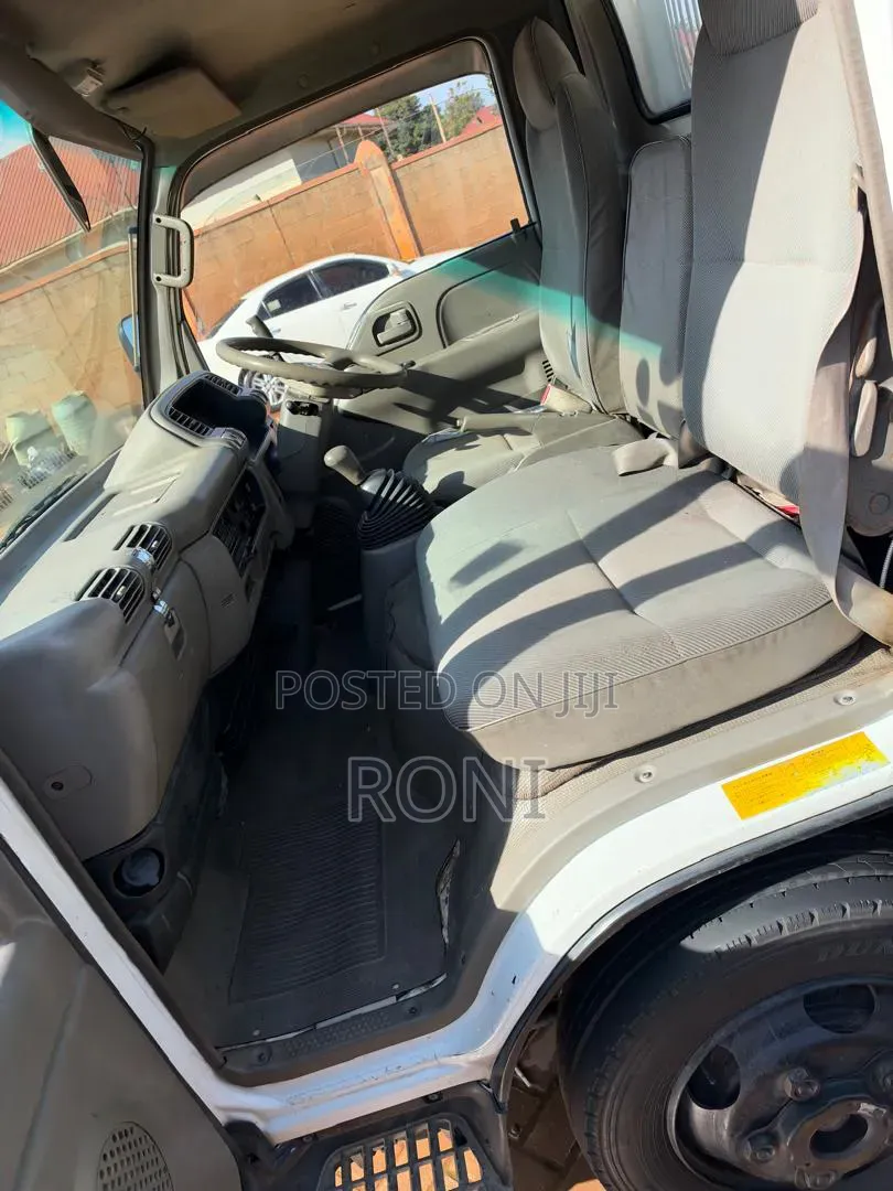 Isuzu 1992 White