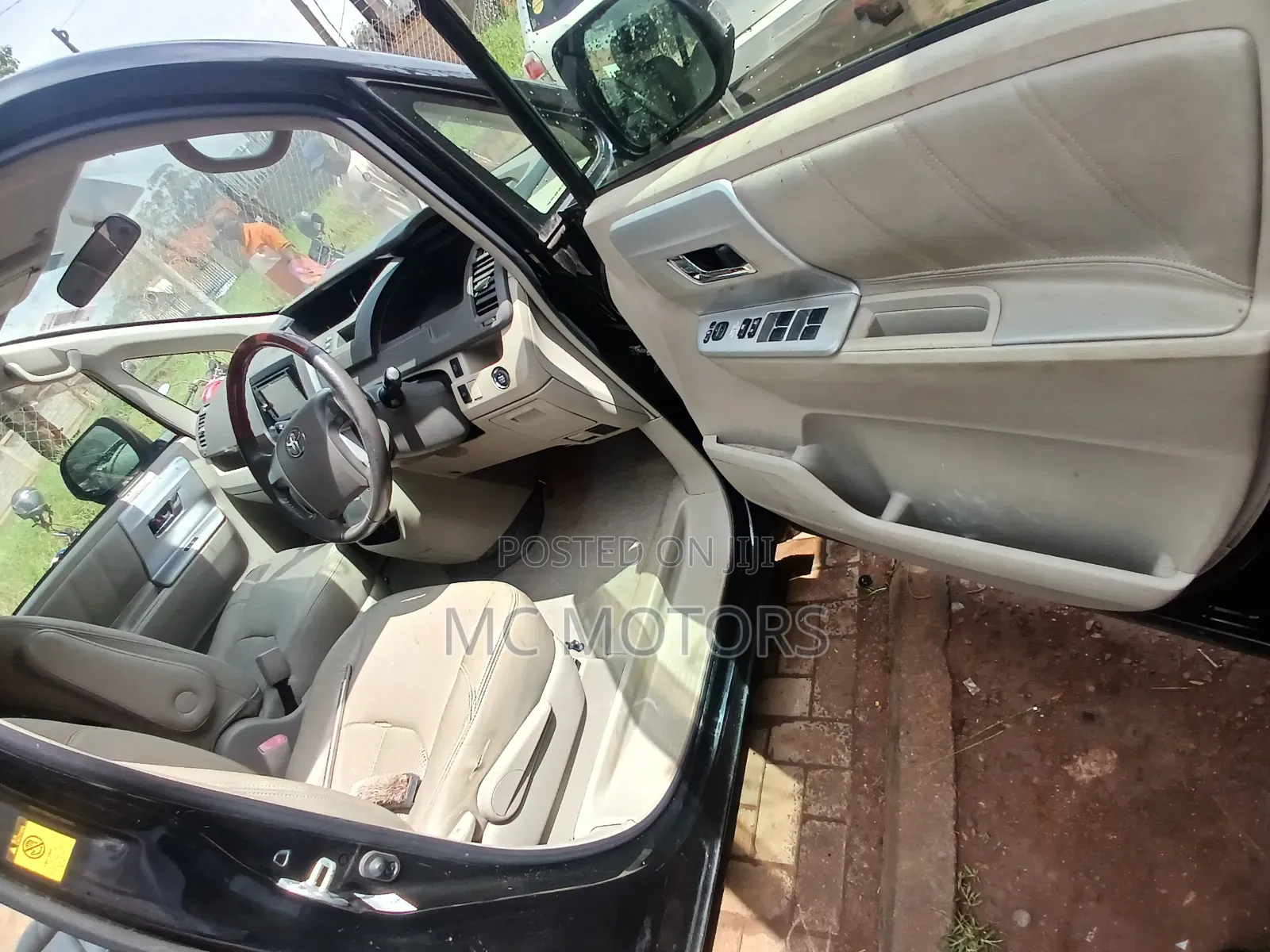 Toyota Noah 2.0 143hp AWD (7 Seater) 2012 Black