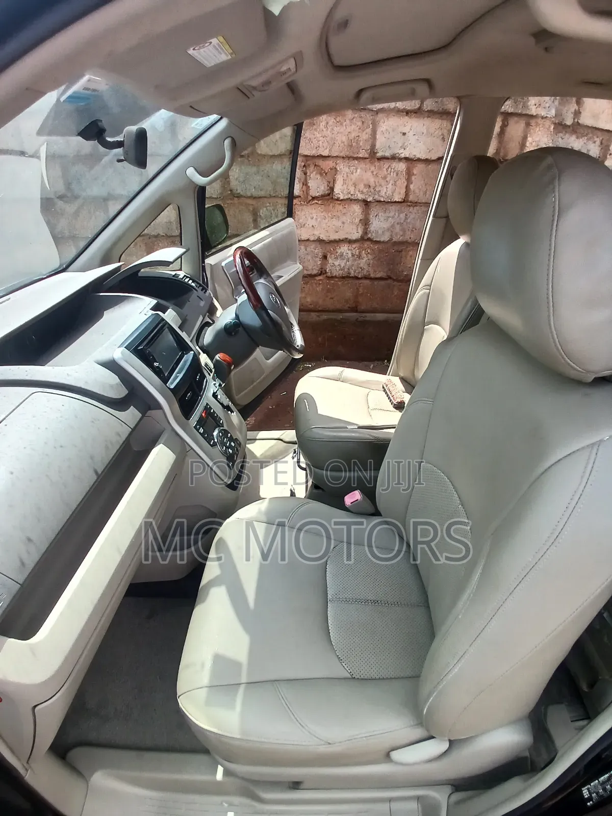Toyota Noah 2.0 143hp AWD (7 Seater) 2012 Black