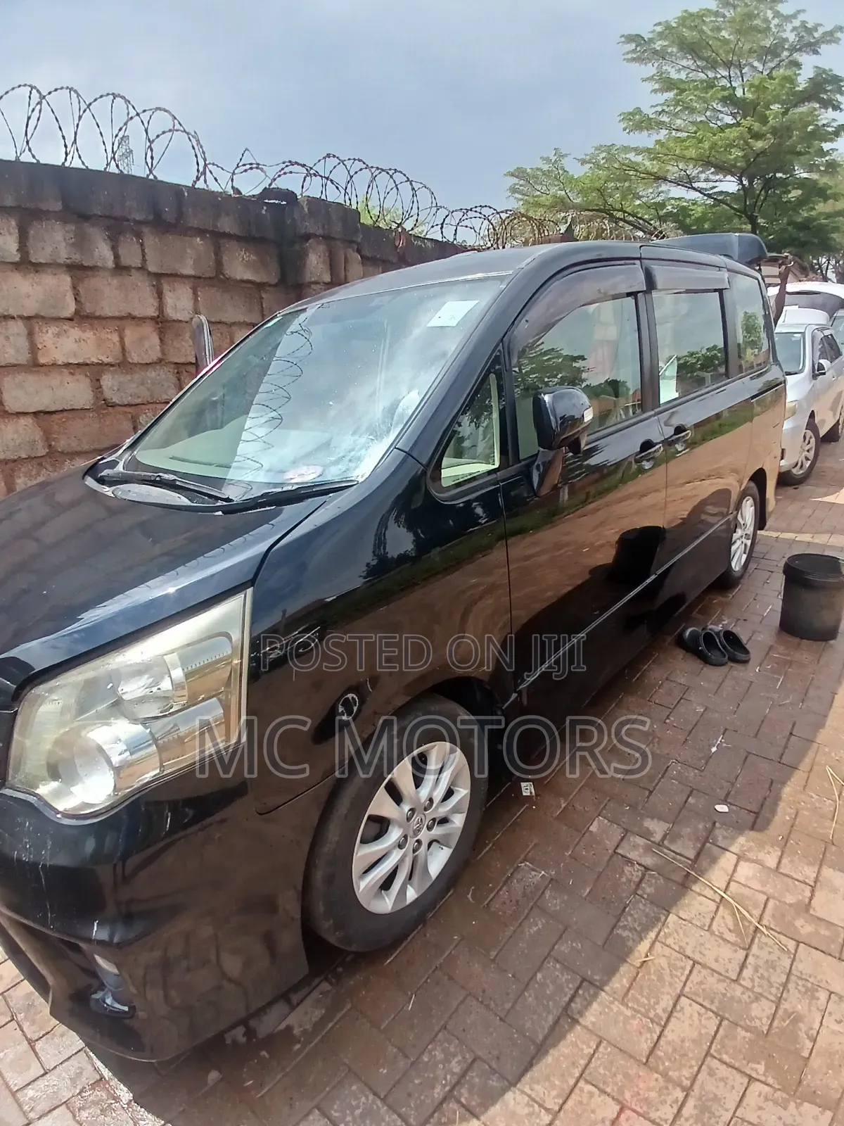 Toyota Noah 2.0 143hp AWD (7 Seater) 2012 Black