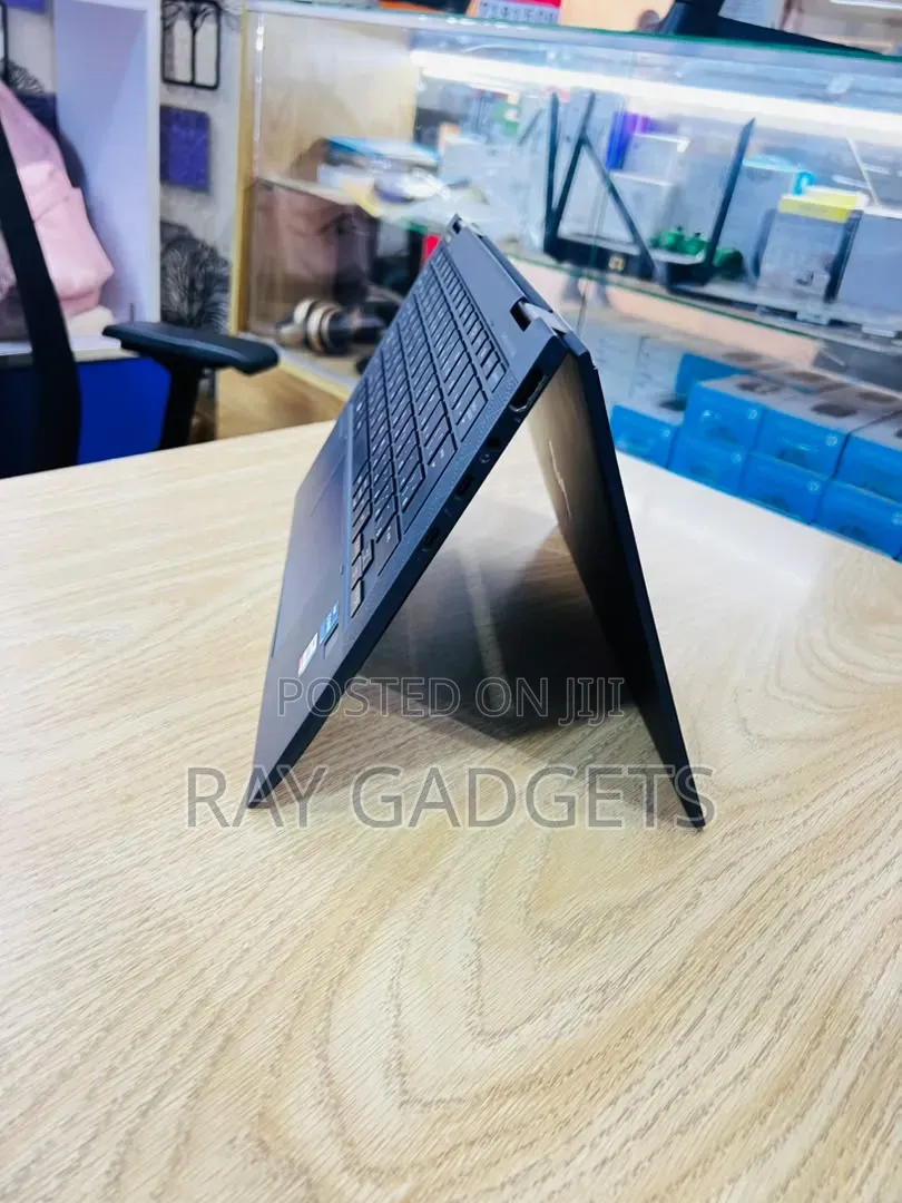 New Laptop HP Dragonfly G4 8GB Intel Core i5 SSD 256GB