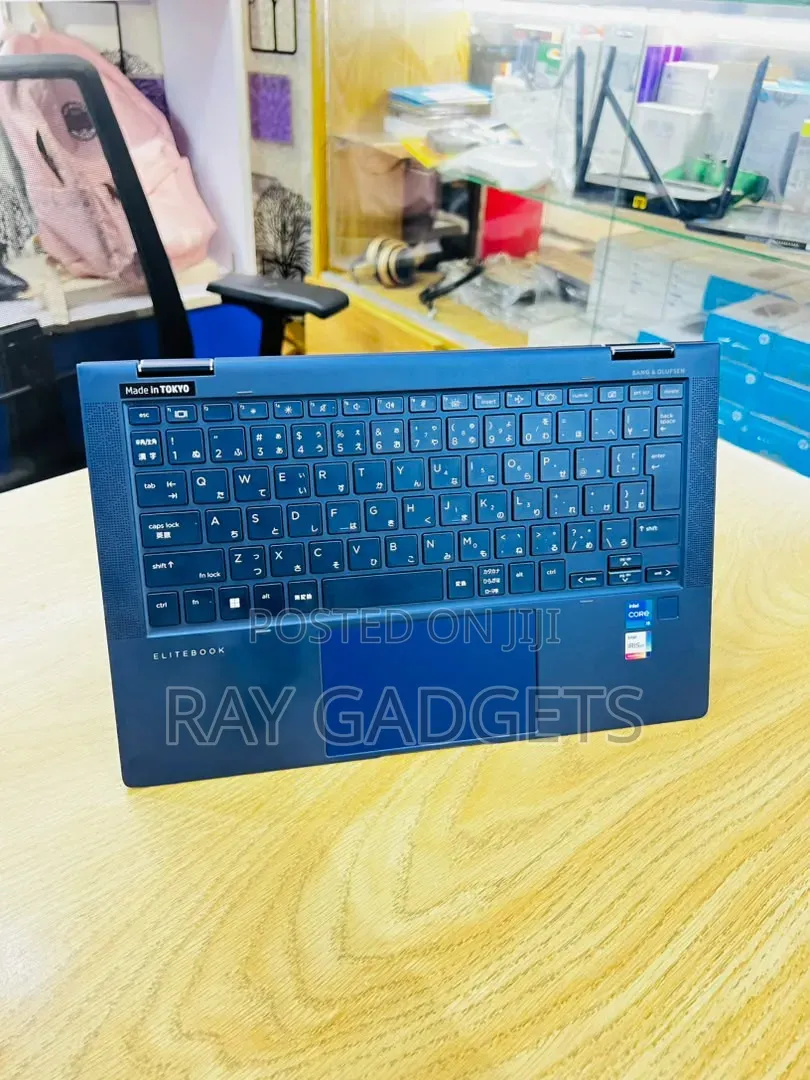 New Laptop HP Dragonfly G4 8GB Intel Core i5 SSD 256GB