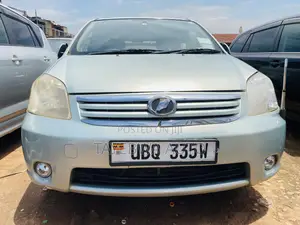 Toyota Raum 2010