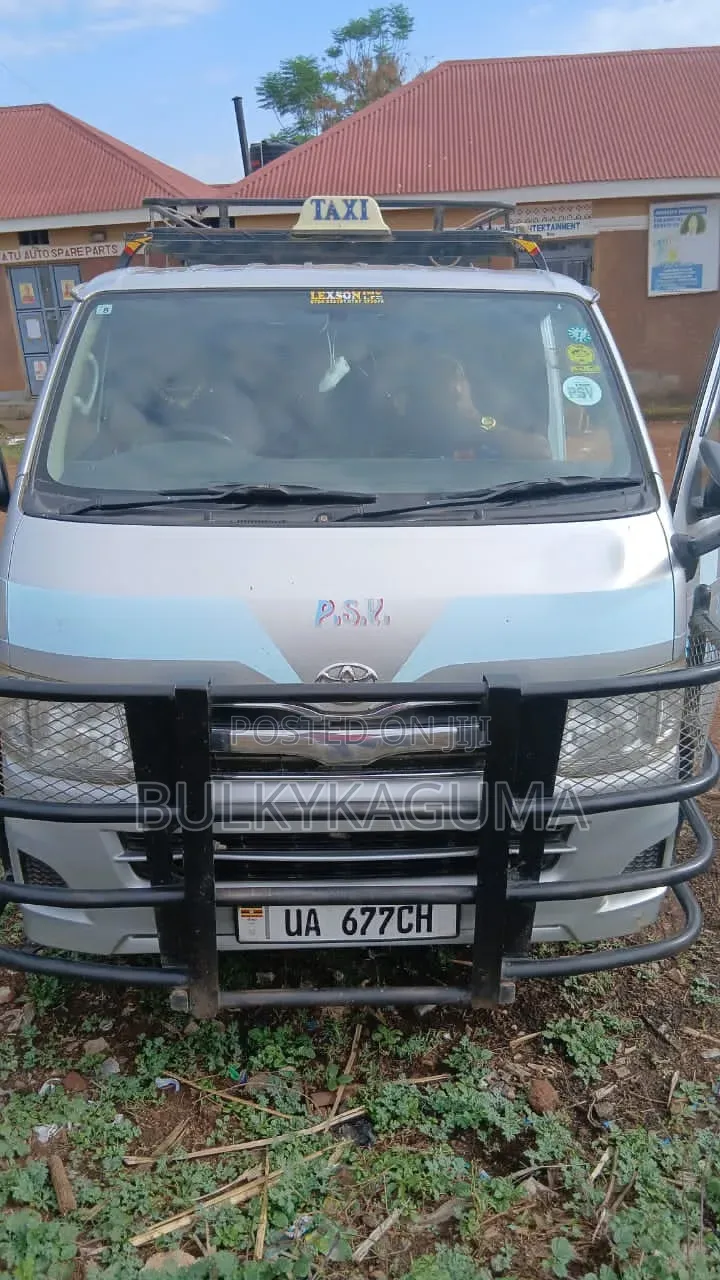 Toyota Grand HiAce 2002 Silver