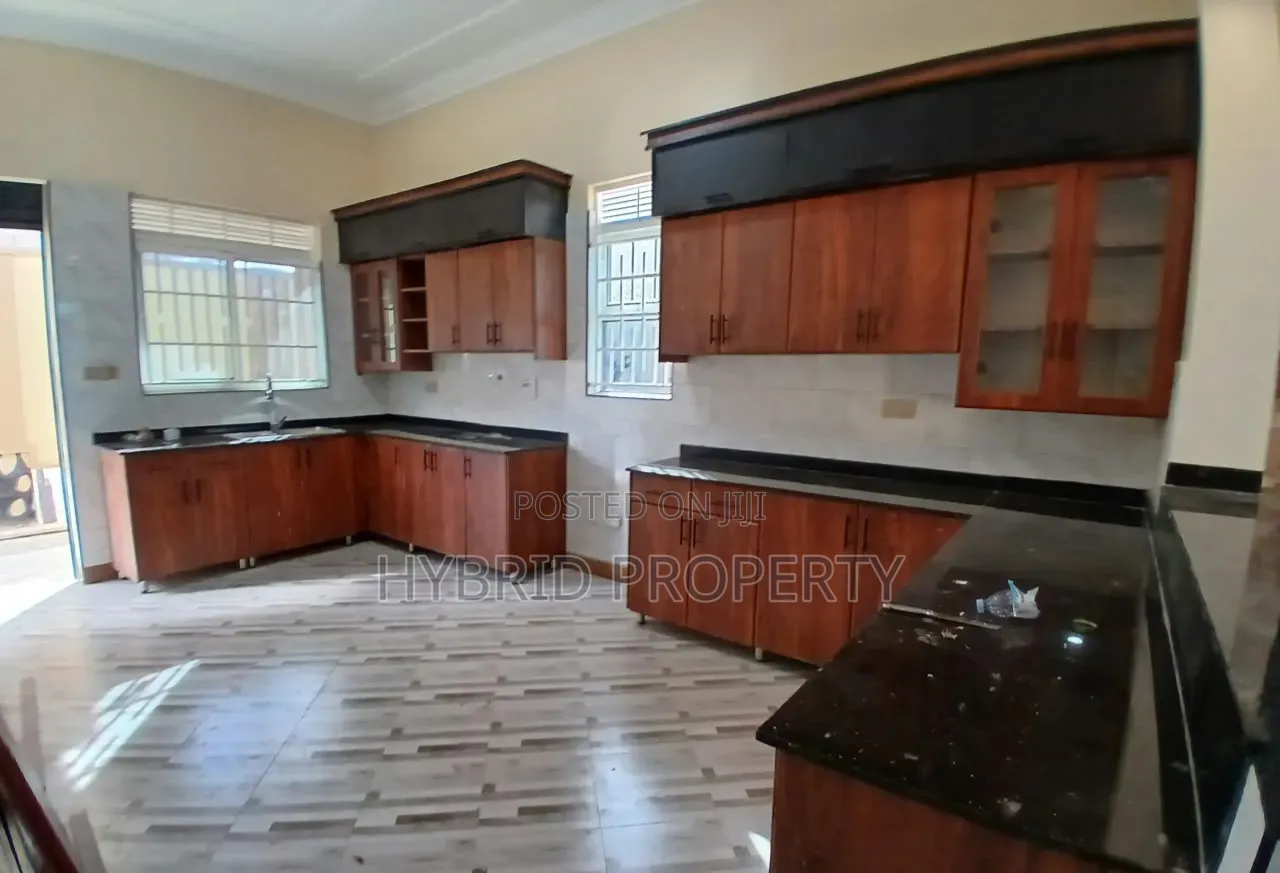 4bdrm House in Kira~Nsasa Along for sale