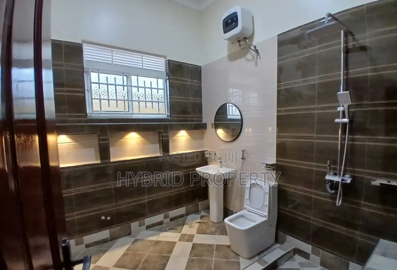 4bdrm House in Kira~Nsasa Along for sale