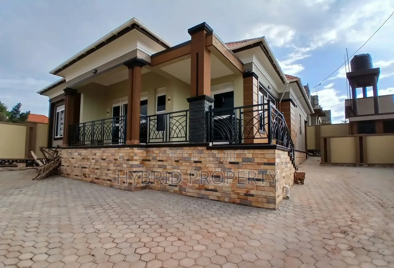 4bdrm House in Kira~Nsasa Along for sale