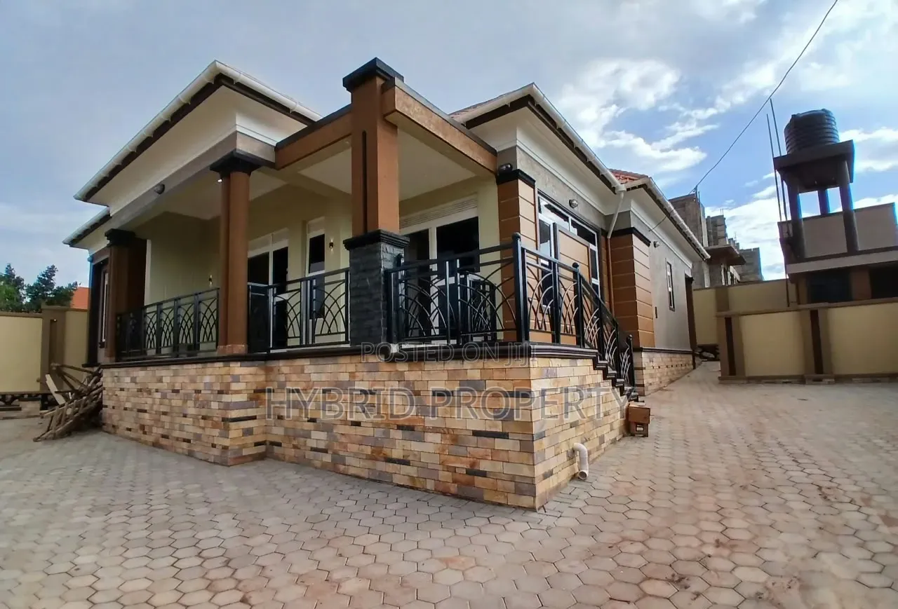 4bdrm House in Kira~Nsasa Along for sale