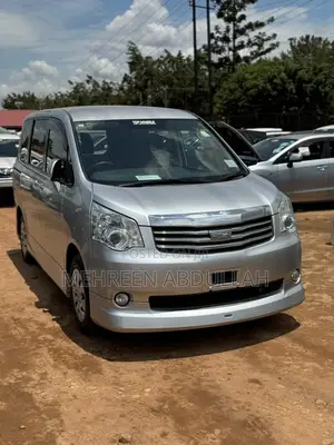 Toyota Noah 2.0 143hp AWD (7 Seater) 2013 Silver