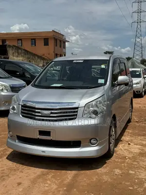 Toyota Noah 2.0 143hp AWD (7 Seater) 2013 Silver