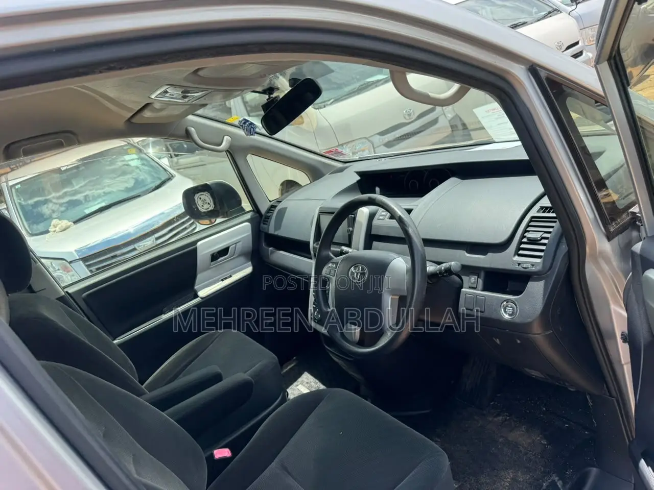 Toyota Noah 2.0 143hp AWD (7 Seater) 2013 Silver