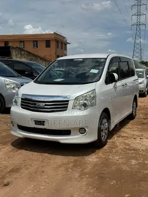 Toyota Noah 2.0 143hp AWD (7 Seater) 2013 White