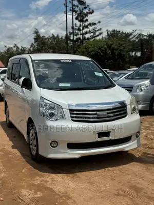 Toyota Noah 2.0 143hp AWD (7 Seater) 2013 White