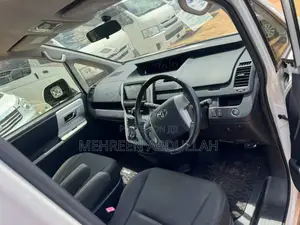 Toyota Noah 2.0 143hp AWD (7 Seater) 2013 White