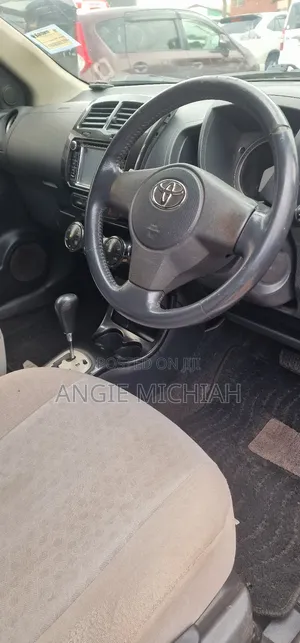 Toyota IST 2010 Silver