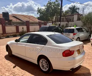 BMW 320i Sedan RWD 2010 White
