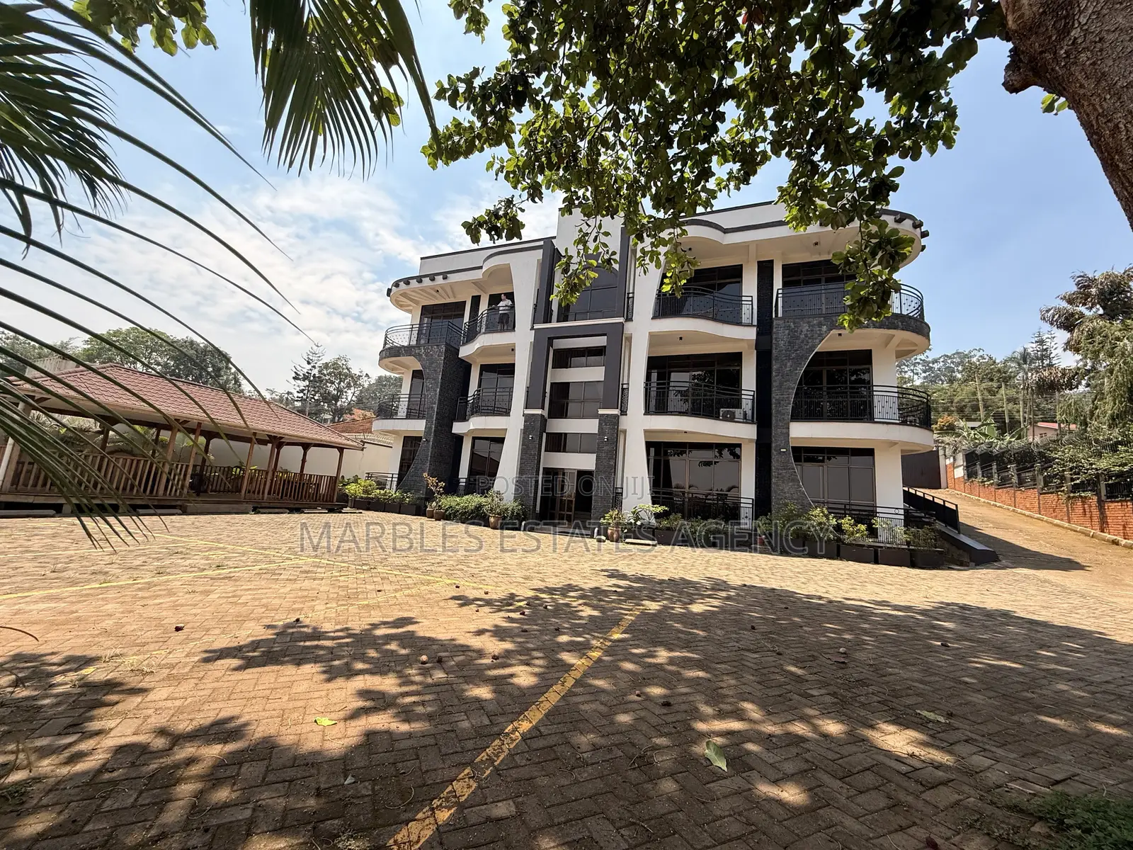 10bdrm Apartment in Muyenga, Central Division for rent