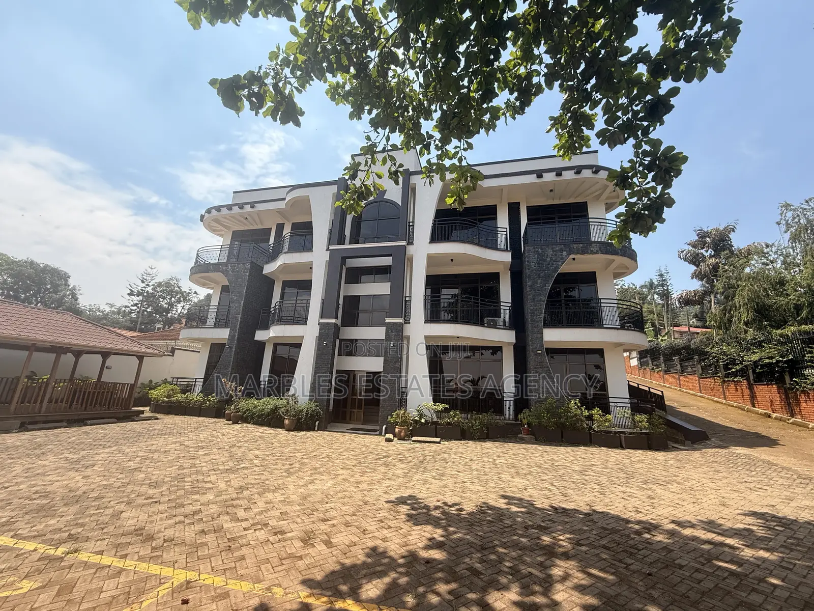 10bdrm Apartment in Muyenga, Central Division for rent