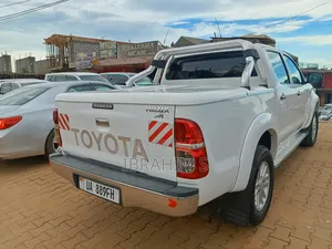 Toyota Hilux 2010 White