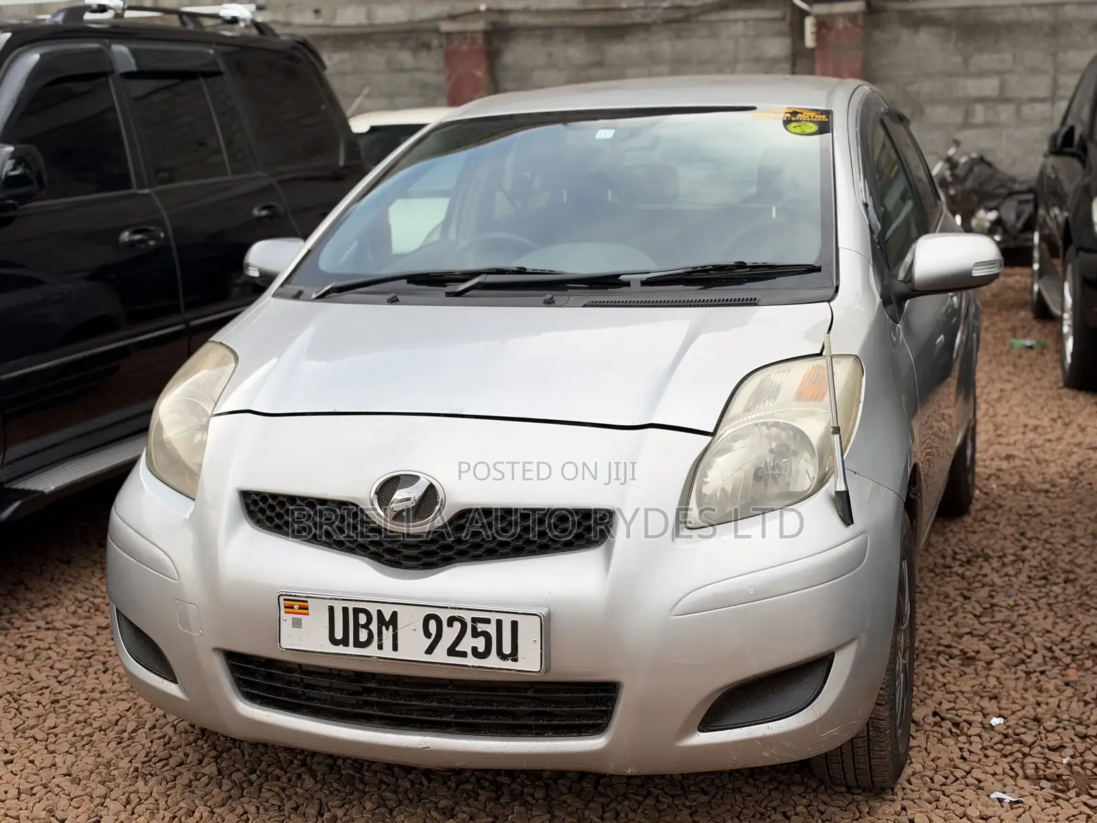 Toyota Vitz 2010 Silver