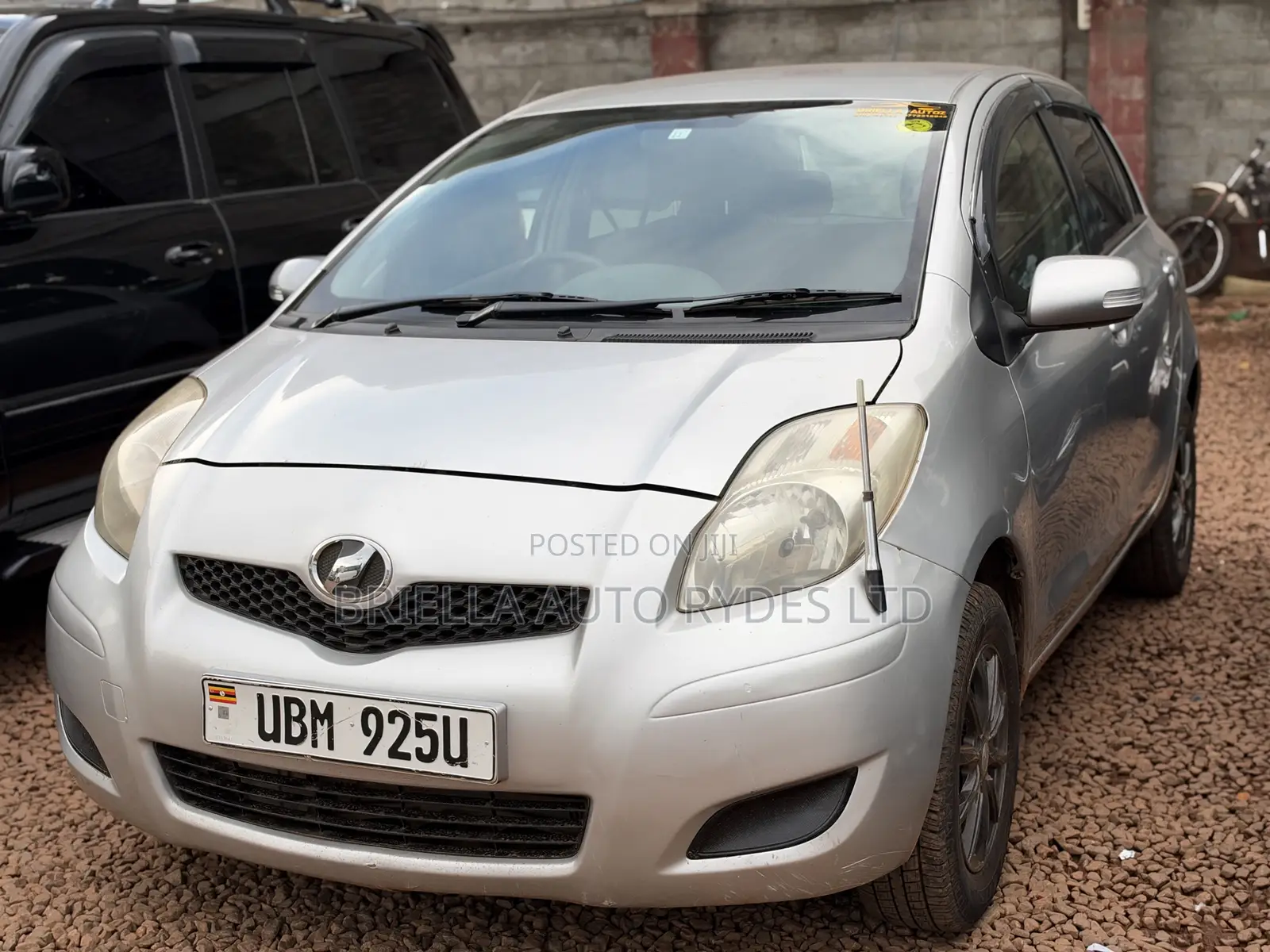 Toyota Vitz 2010 Silver