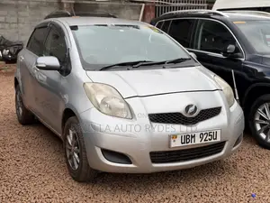 Toyota Vitz 2010 Silver