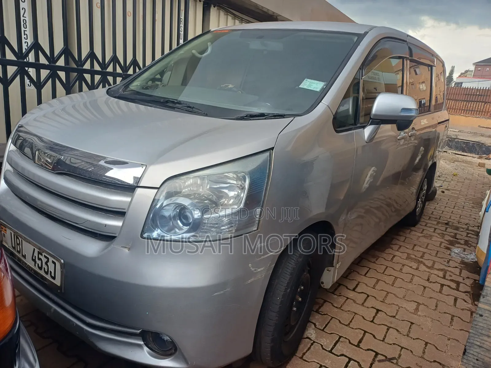 Toyota Noah 2010 Silver