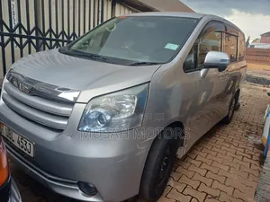 Toyota Noah 2010 Silver