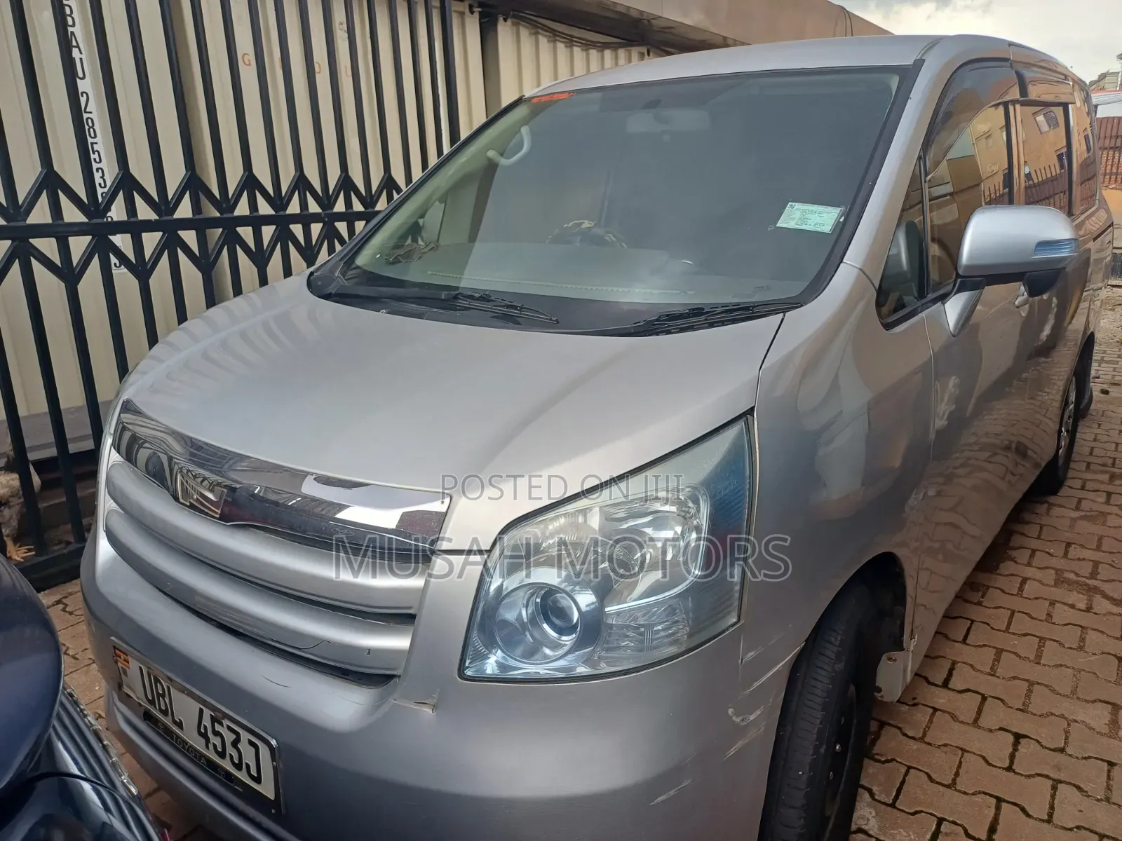 Toyota Noah 2010 Silver