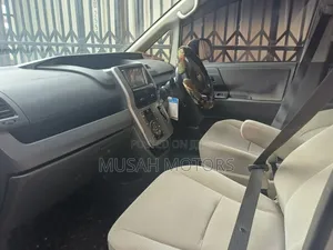 Toyota Noah 2010 Silver