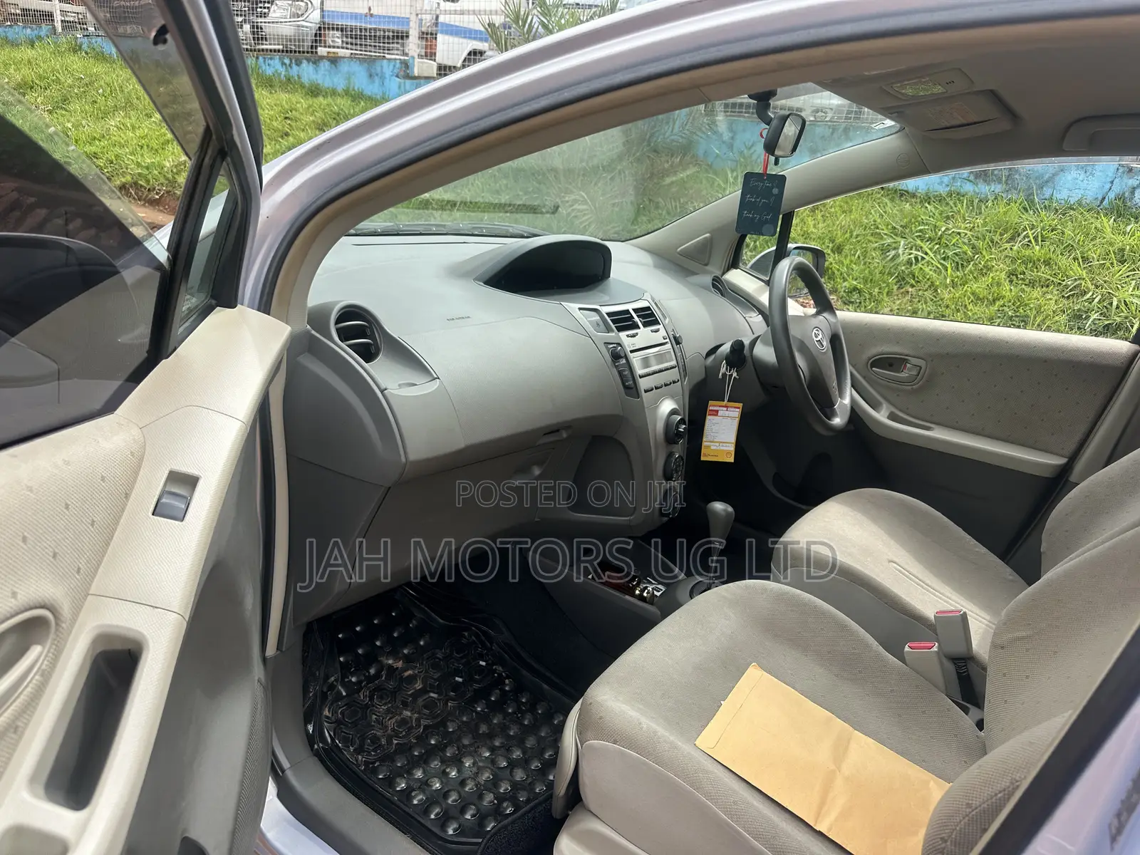 Toyota Vitz 1.0 FWD 5dr 2010 Silver
