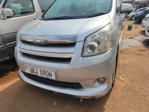 Toyota Noah 2010 Silver