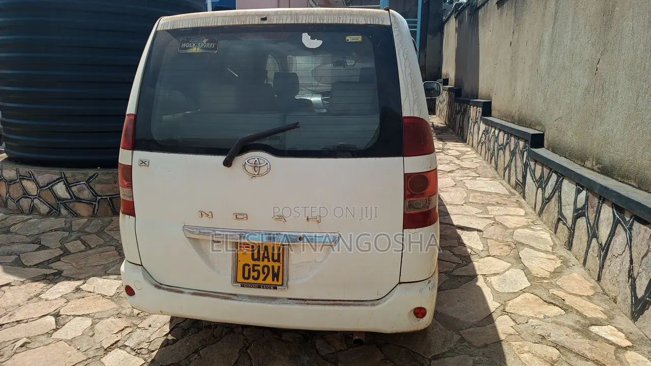 Toyota Noah 2.0 FWD (8 Seater) 2003 White