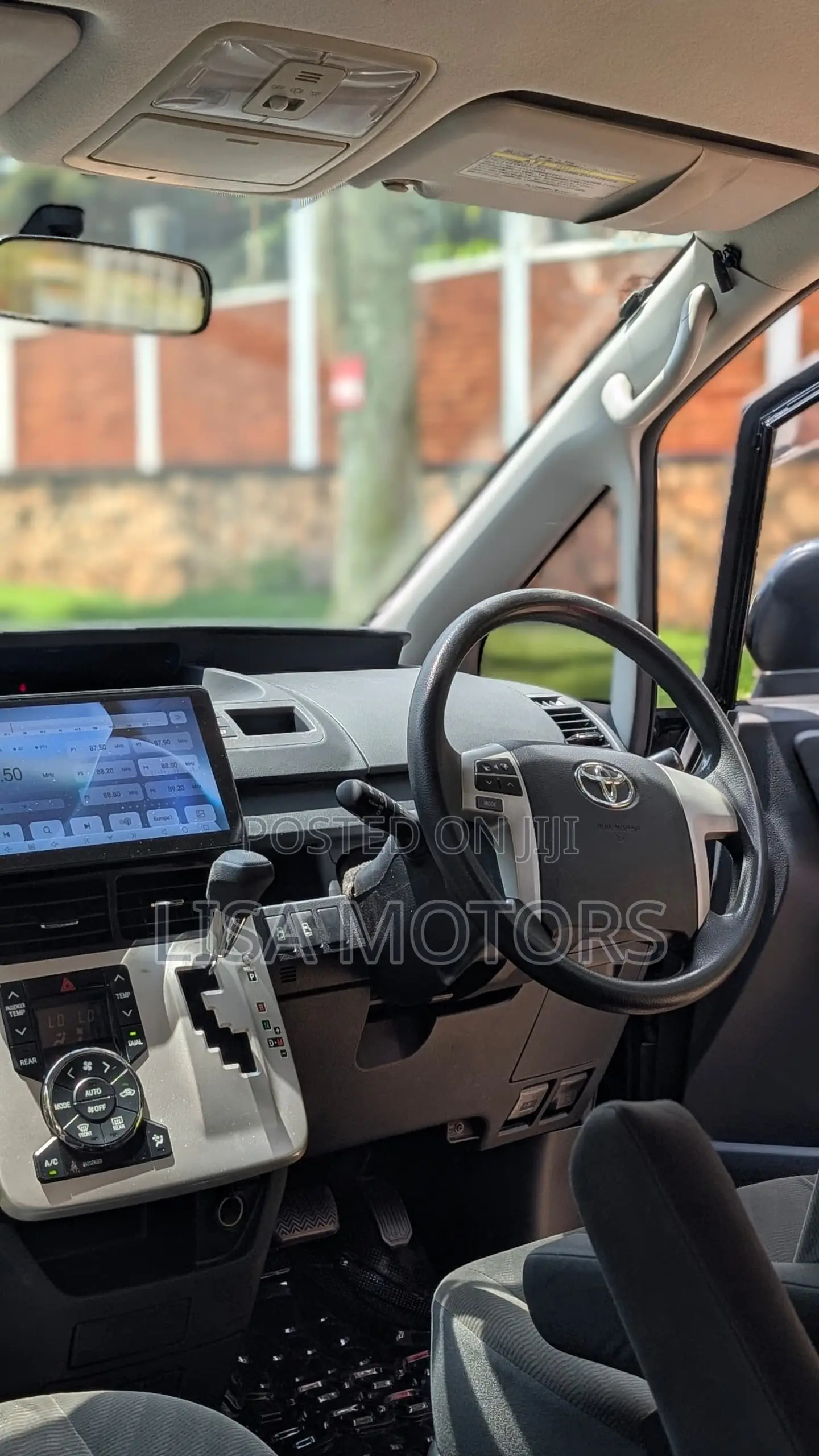Toyota Noah 2.0 143hp AWD (7 Seater) 2011 Black