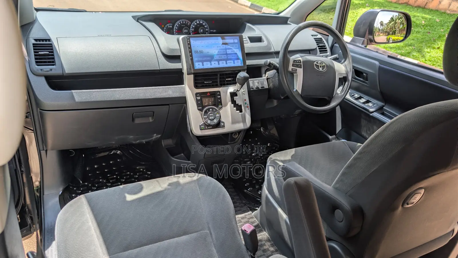 Toyota Noah 2.0 143hp AWD (7 Seater) 2011 Black