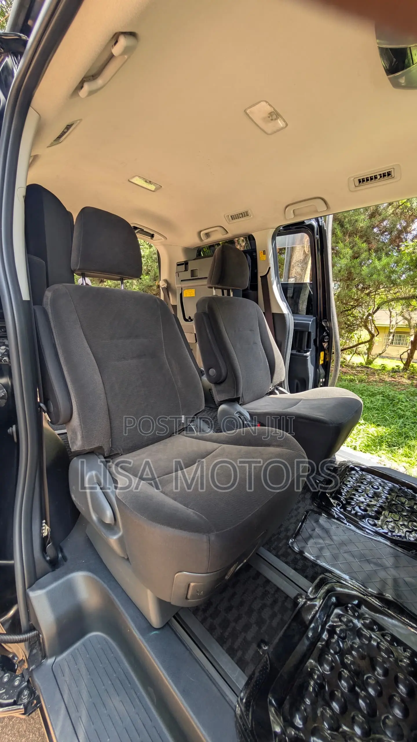 Toyota Noah 2.0 143hp AWD (7 Seater) 2011 Black