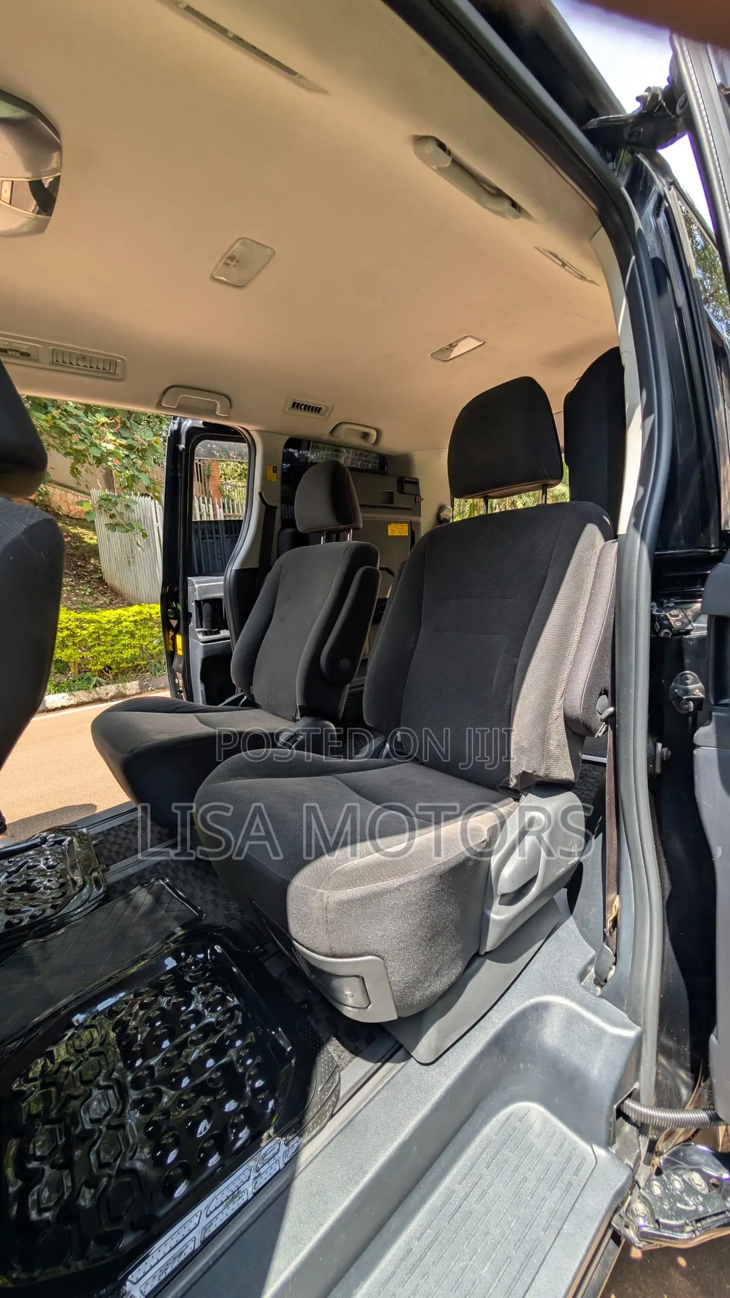 Toyota Noah 2.0 143hp AWD (7 Seater) 2011 Black