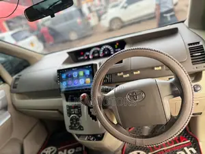 Toyota Noah 2.0 143hp AWD (7 Seater) 2013 Black