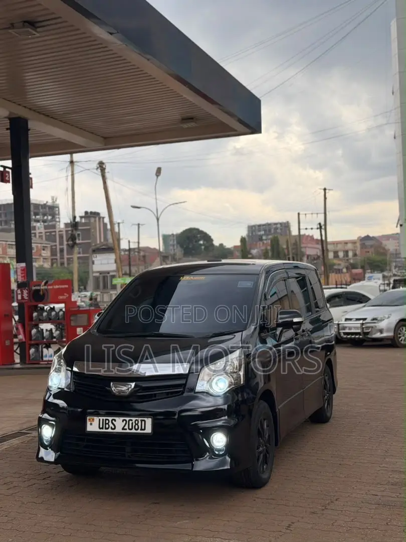 Toyota Noah 2.0 143hp AWD (7 Seater) 2013 Black