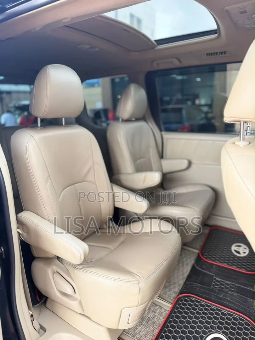 Toyota Noah 2.0 143hp AWD (7 Seater) 2013 Black