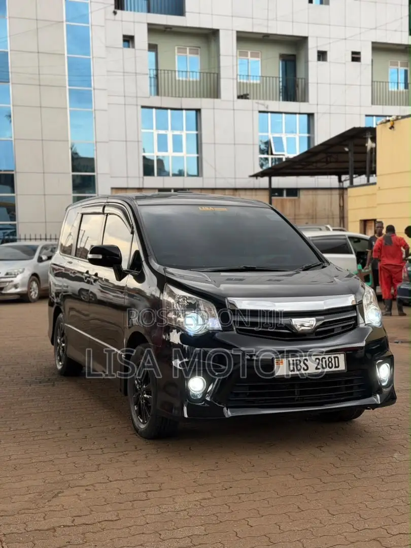 Toyota Noah 2.0 143hp AWD (7 Seater) 2013 Black