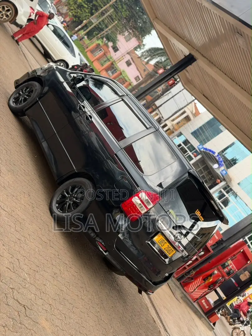 Toyota Noah 2.0 143hp AWD (7 Seater) 2013 Black