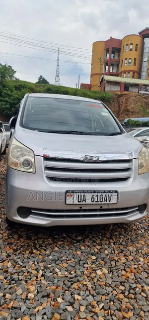 Toyota Noah 2.0 143hp AWD (8 Seater) 2010 White