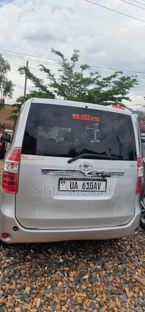Toyota Noah 2.0 143hp AWD (8 Seater) 2010 White