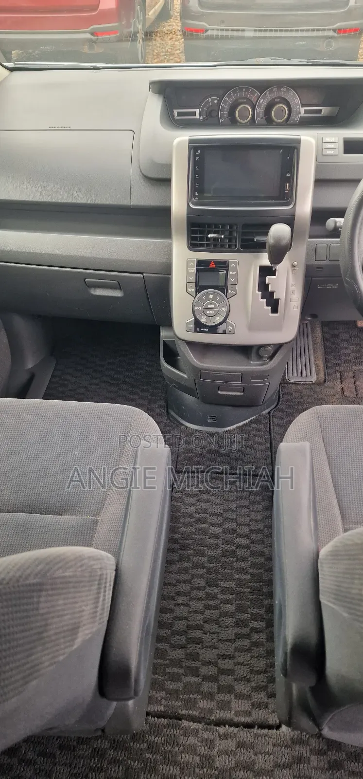 Toyota Noah 2.0 143hp AWD (8 Seater) 2010 White