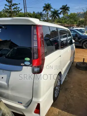 Toyota Noah 2.0 AWD (8 Seater) 2016 White