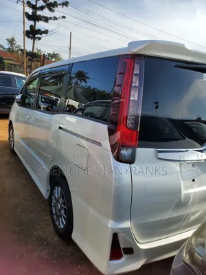 Toyota Noah 2.0 AWD (8 Seater) 2016 White